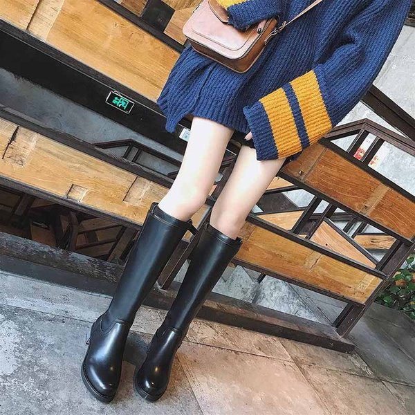 Стилни дамски ботуши от еко кожа изчистен модел 