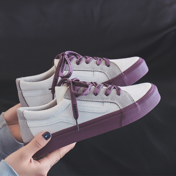 Κυρίες μοντέρνα πάνινα παπούτσια σε διάφορα χρώματα