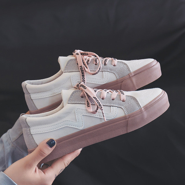 Κυρίες μοντέρνα πάνινα παπούτσια σε διάφορα χρώματα