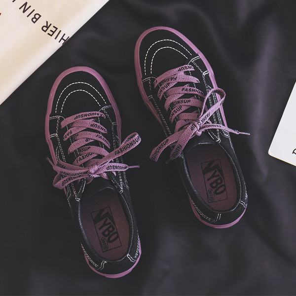 Κυρίες μοντέρνα πάνινα παπούτσια σε διάφορα χρώματα