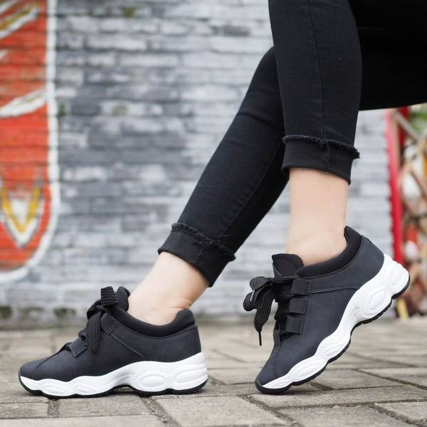 Τρέχοντα κυρίες πάνινα παπούτσια σε διάφορα χρώματα