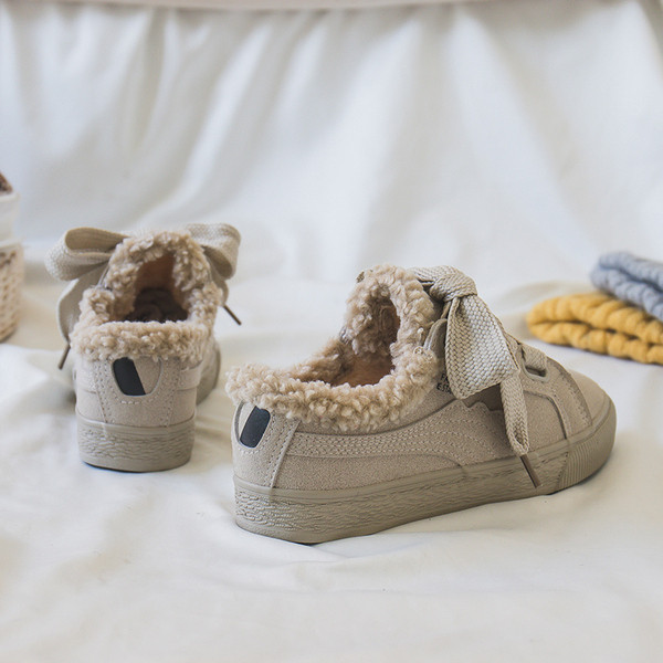 Γυναικεία μοντέρνα αθλητικά παπούτσια με μαλακά τακούνια