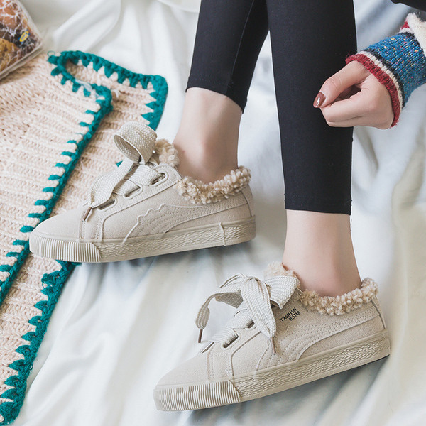 Γυναικεία μοντέρνα αθλητικά παπούτσια με μαλακά τακούνια