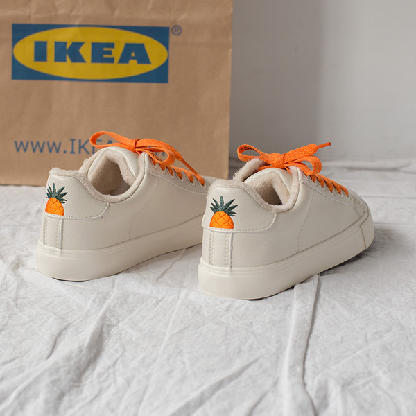 Σύγχρονα κυρίες πάνινα παπούτσια σε διάφορα χρώματα