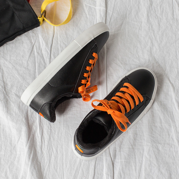 Σύγχρονα κυρίες πάνινα παπούτσια σε διάφορα χρώματα