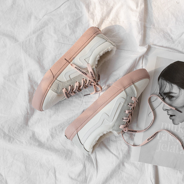 Γυναικεία αθλητικά πάνινα παπούτσια σε ανοιχτόχρωμο χρώμα