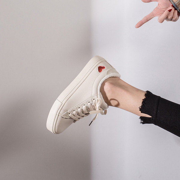 Дамски модерни маратонки в бял и черен цвят