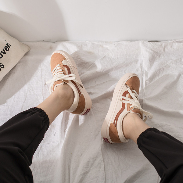 Κυρίες μοντέρνα πάνινα παπούτσια σε δύο σχέδια - διάφορα χρώματα