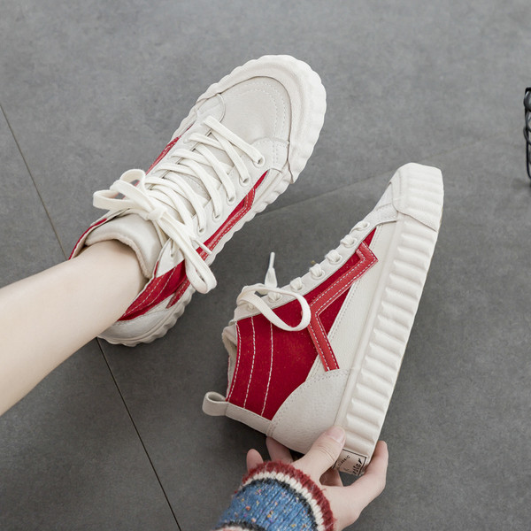 Αθλητικά παπούτσια κατάλληλα για άνδρες και γυναίκες σε δύο χρώματα