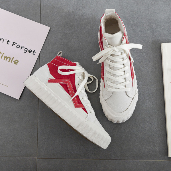 Αθλητικά παπούτσια κατάλληλα για άνδρες και γυναίκες σε δύο χρώματα