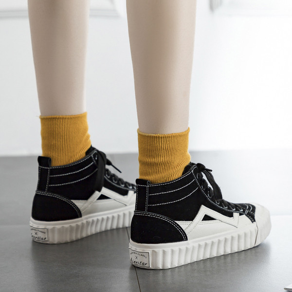 Αθλητικά παπούτσια κατάλληλα για άνδρες και γυναίκες σε δύο χρώματα