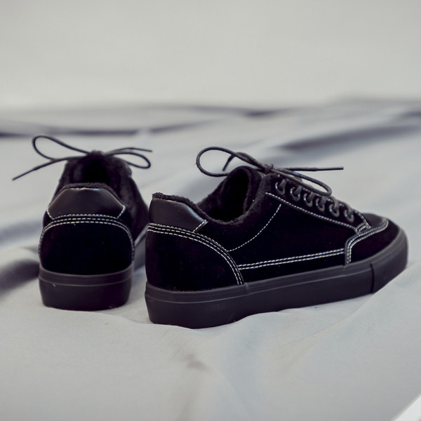 Τα casual αθλητικά παπούτσια των γυναικών σε δύο χρώματα