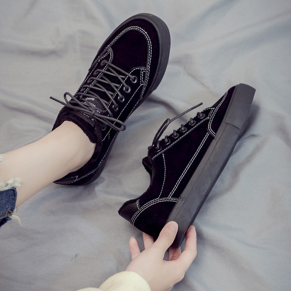 Τα casual αθλητικά παπούτσια των γυναικών σε δύο χρώματα