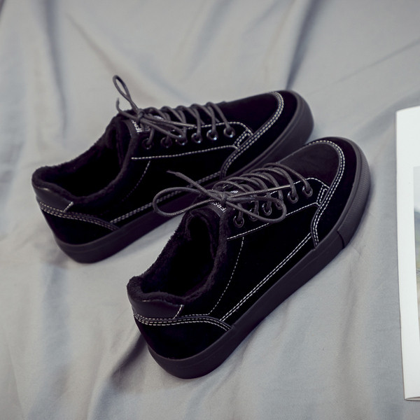 Τα casual αθλητικά παπούτσια των γυναικών σε δύο χρώματα