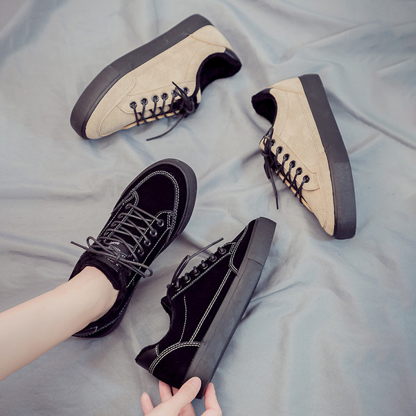 Τα casual αθλητικά παπούτσια των γυναικών σε δύο χρώματα