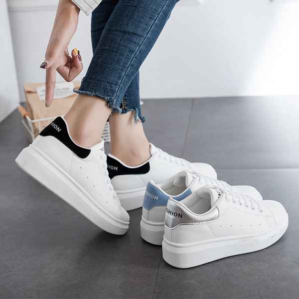 Γυναικεία μοντέρνα αθλητικά παπούτσια με λευκά γράμματα