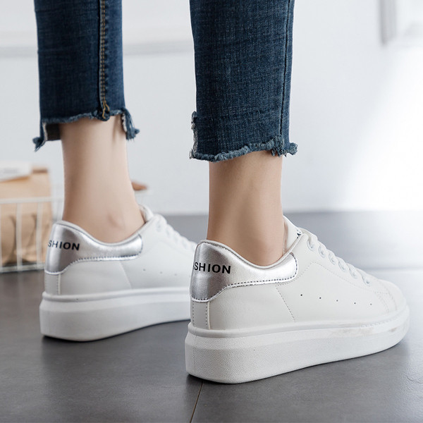 Γυναικεία μοντέρνα αθλητικά παπούτσια με λευκά γράμματα