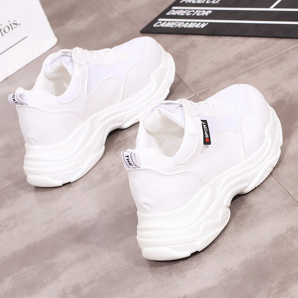 Γυναικεία αθλητικά παπούτσια σε λευκό χρώμα