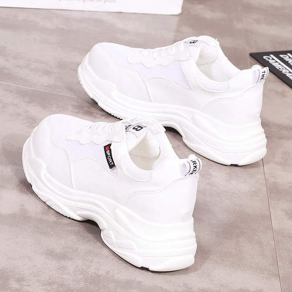 Γυναικεία αθλητικά παπούτσια σε λευκό χρώμα