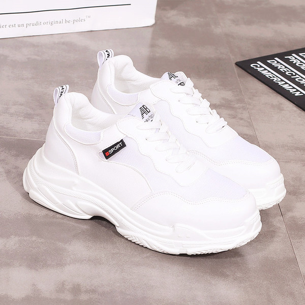 Γυναικεία αθλητικά παπούτσια σε λευκό χρώμα