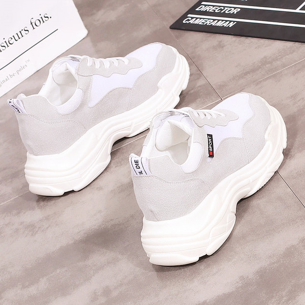 Γυναικεία αθλητικά παπούτσια σε λευκό χρώμα