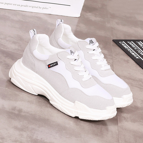 Γυναικεία αθλητικά παπούτσια σε λευκό χρώμα