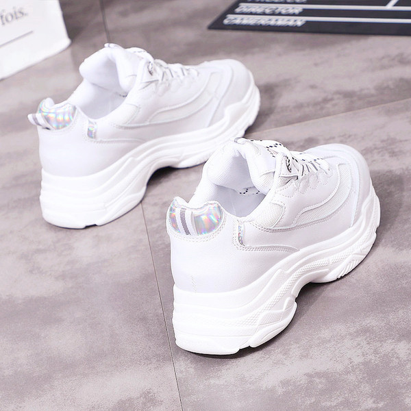 Дамски маратонки в бял и черен цвят с висока подметка