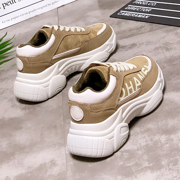 Γυναικεία αθλητικά παπούτσια σε καφέ και μαύρο χρώμα