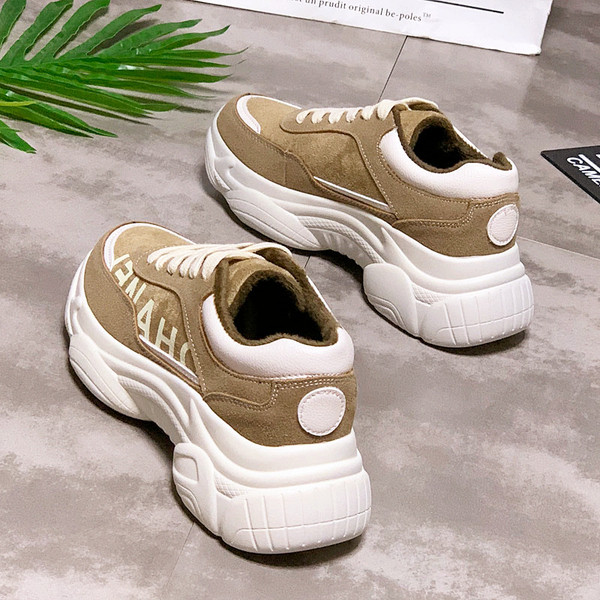 Γυναικεία αθλητικά παπούτσια σε καφέ και μαύρο χρώμα