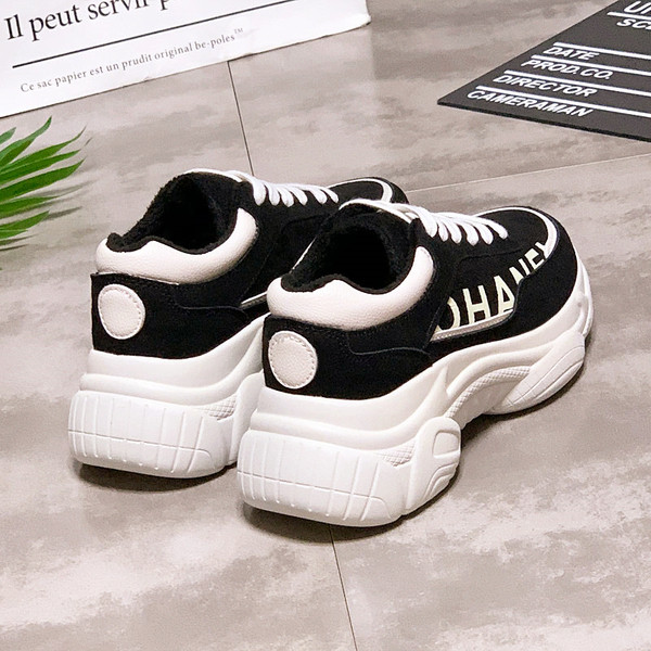 Γυναικεία αθλητικά παπούτσια σε καφέ και μαύρο χρώμα