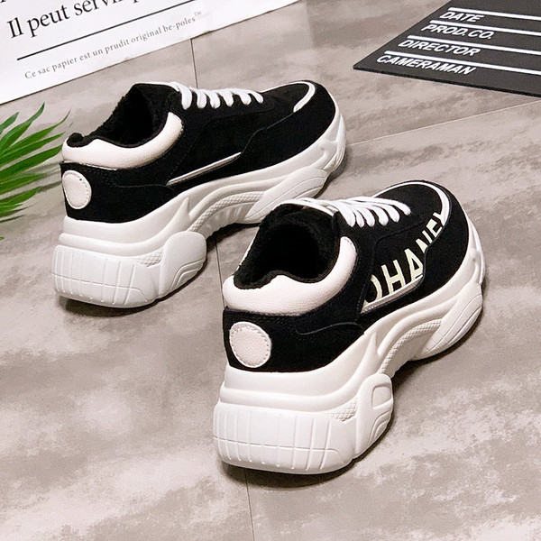 Γυναικεία αθλητικά παπούτσια σε καφέ και μαύρο χρώμα