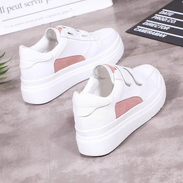 Γυναικεία αθλητικά παπούτσια σε λευκό χρώμα