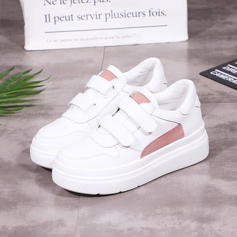 Γυναικεία αθλητικά παπούτσια σε λευκό χρώμα