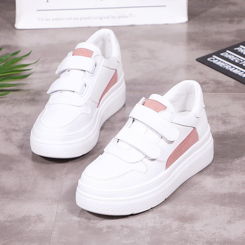 Γυναικεία αθλητικά παπούτσια σε λευκό χρώμα