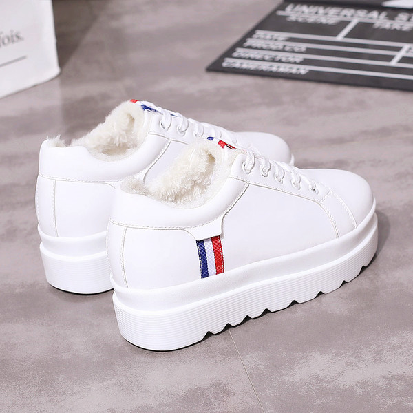 Ανδρικά πάνινα παπούτσια με μαλακή επένδυση σε λευκό χρώμα