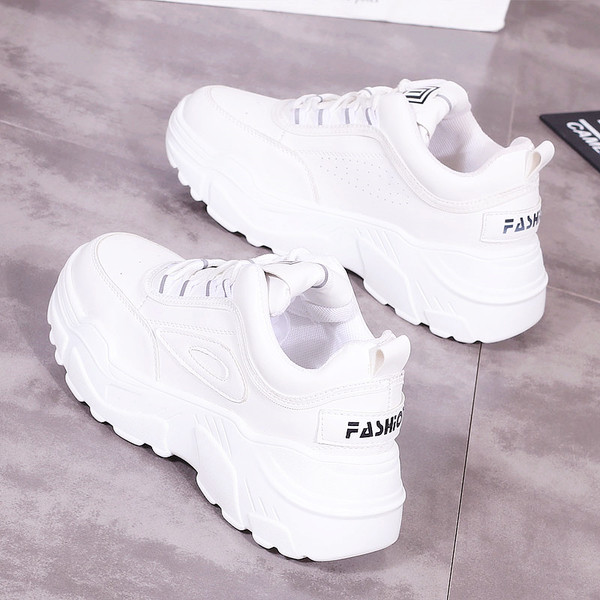 Дамски маратонки в бял цвят с надписи