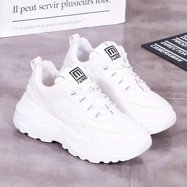 Дамски маратонки в бял цвят с надписи