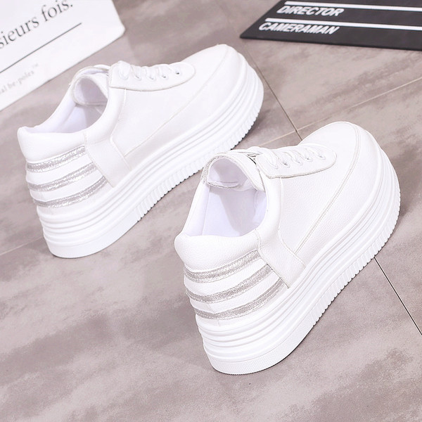 Ανδρικά πάνινα παπούτσια με ψηλά τακούνια με έγχρωμες λωρίδες