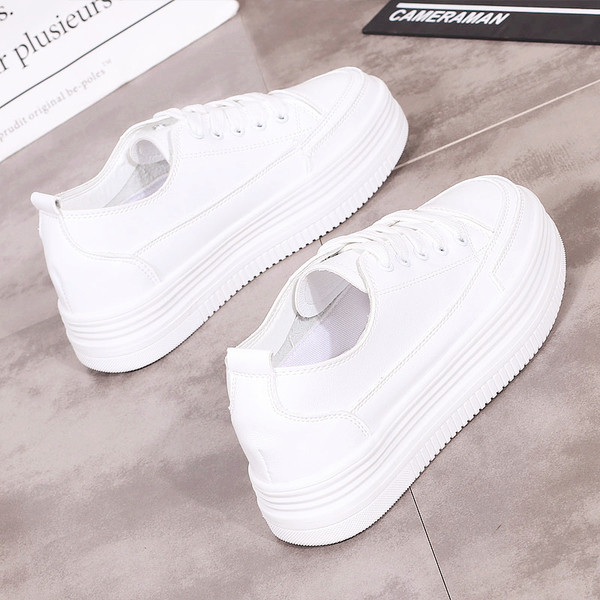 Γυναικεία μοντέρνα αθλητικά παπούτσια σε λευκό χρώμα