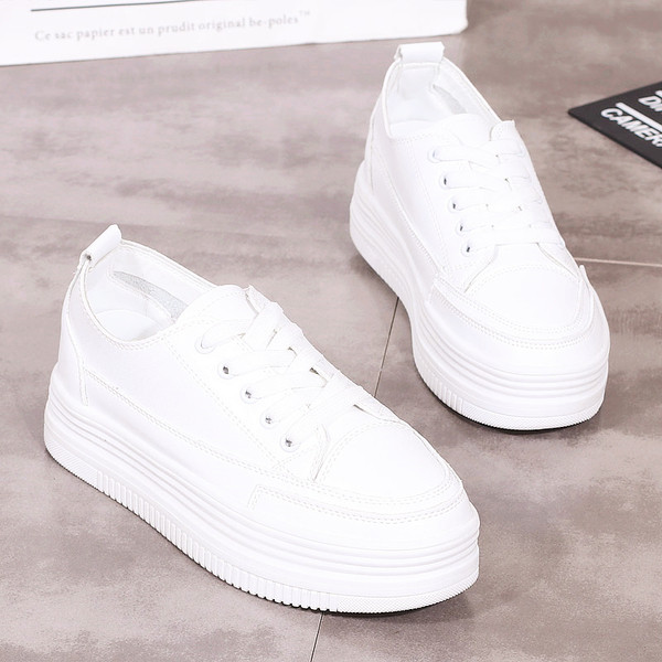 Γυναικεία μοντέρνα αθλητικά παπούτσια σε λευκό χρώμα