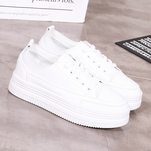 Γυναικεία μοντέρνα αθλητικά παπούτσια σε λευκό χρώμα