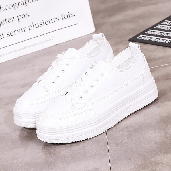 Γυναικεία μοντέρνα αθλητικά παπούτσια σε λευκό χρώμα