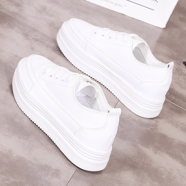 Γυναικεία μοντέρνα αθλητικά παπούτσια σε λευκό χρώμα