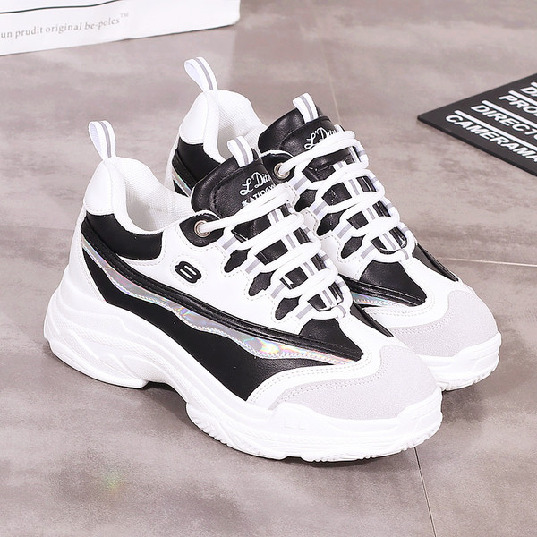 Ανδρικά πάνινα παπούτσια σε λευκό και μαύρο με ψηλή σόλα