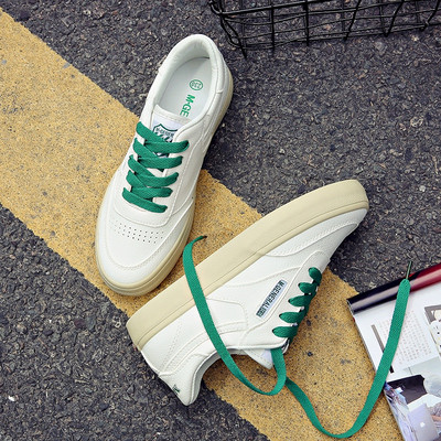 Μοντέρνα γυναικεία παπούτσια με έγχρωμες ζεύξεις