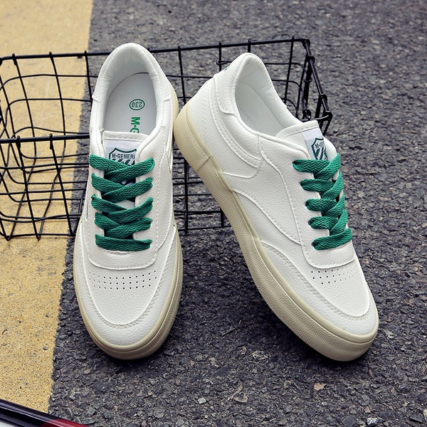 Μοντέρνα γυναικεία παπούτσια με έγχρωμες ζεύξεις