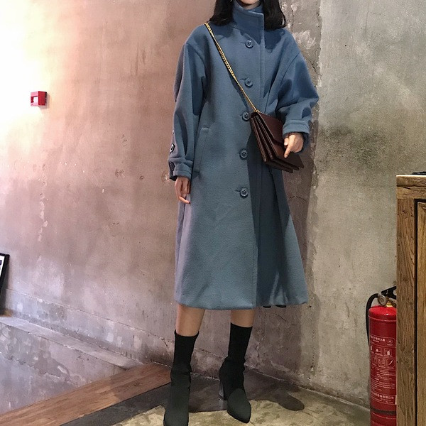 Дамско зимно палто разкроен модел с висока яка в син и черен цвят