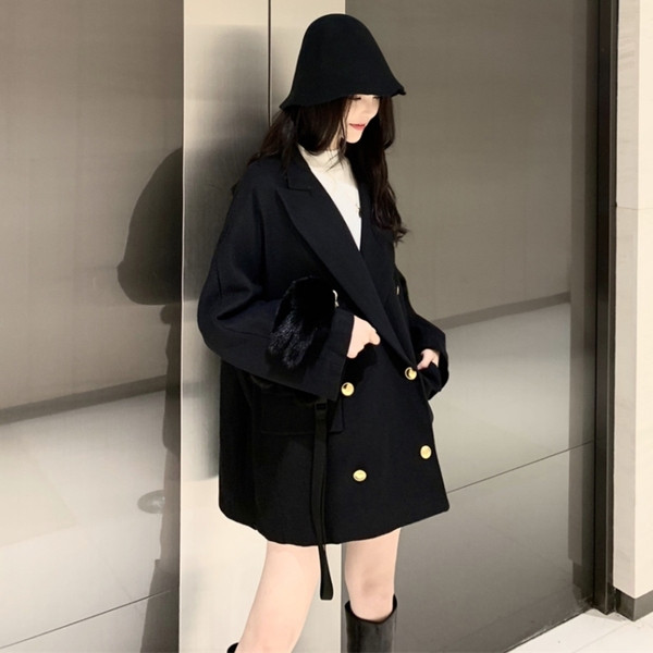 Γυναικείο παλτό σε μαύρο χρώμα με χρυσά κουμπιά