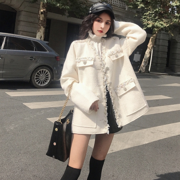 Модерно дамско палто с декорация в бял цвят