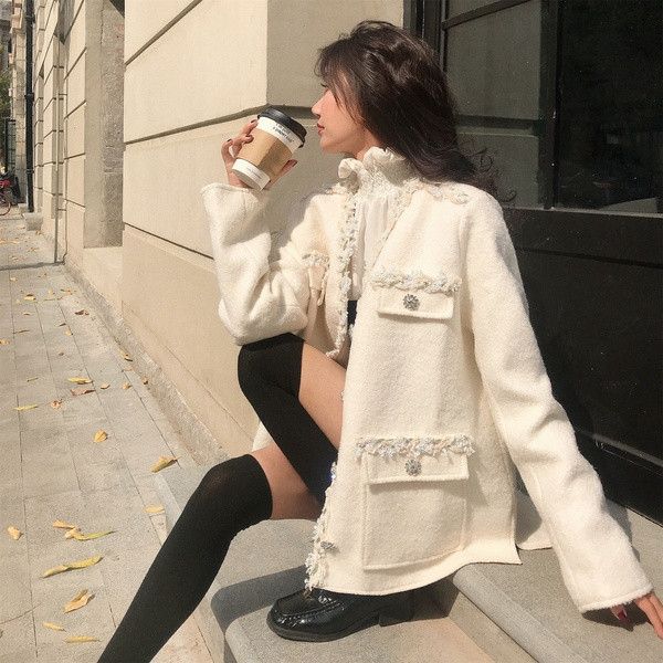 Модерно дамско палто с декорация в бял цвят